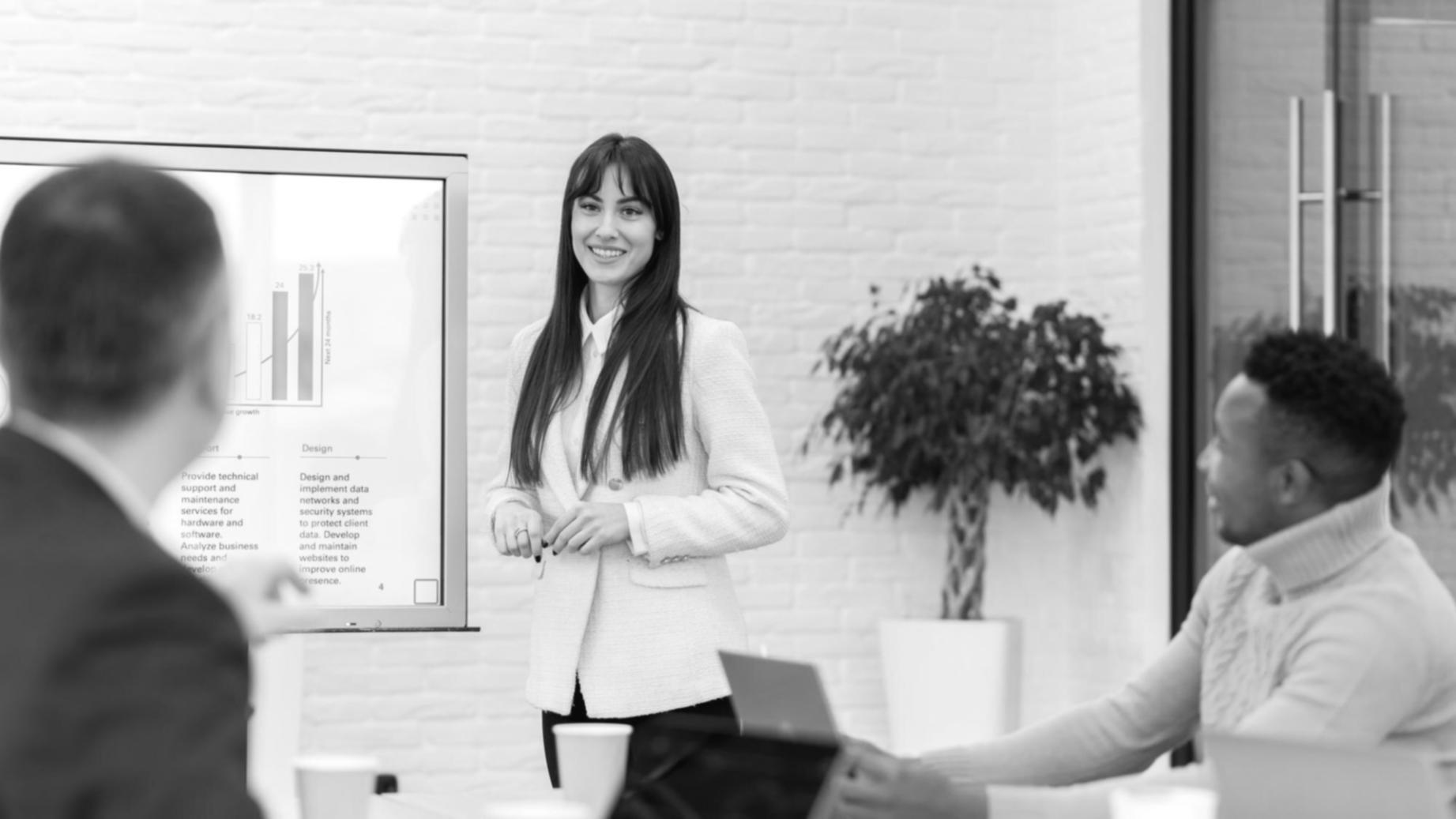 Internationale Studenten bei der gemeinsamen Projektarbeit